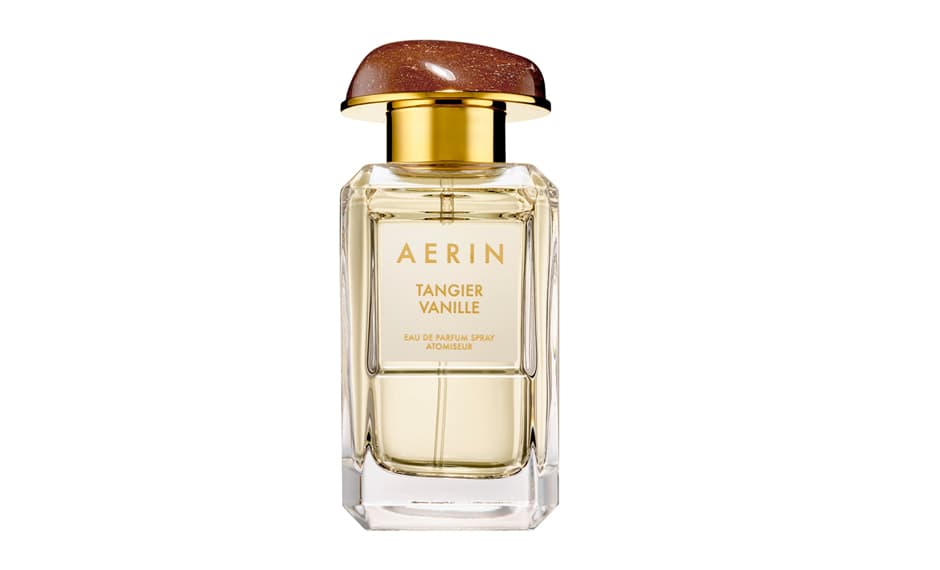 4. TANGIER VANILLE, Aerin,
<a href="http://www.sephora.com/tangier-vanille-P410846?skuId=1855626&icid2=products%20grid:p410846">Sephora</a>, $115 dólares | Por sus notas de vainilla, bergamota, rosa, ambar, sándalo y almizcle, la fragancia tiene un aroma oriental. La fuente de inspiración es Marruecos y sus aromas. La fundadora de la marca Aerin Lauder, tradujo el ambiente exótico y mágico creado por las especias, que se apoderan de este singular destino.
<br>