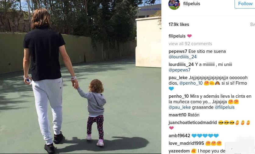 Filipe Luis con su hijo.