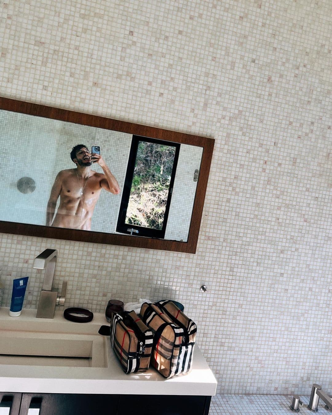 Y no es la primera vez que lo hace, pues le gusta mostrar como le van de bien las rutinas en el gimnasio y los resultados que ha tenido.