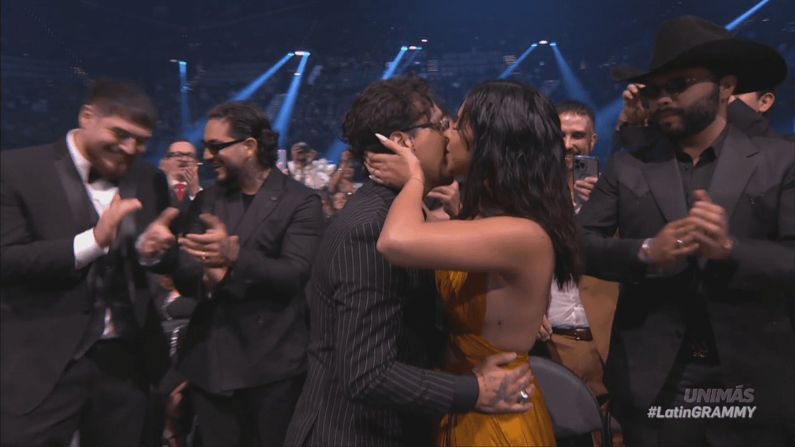 Nodal besa a Ángela Aguilar durante la premiación de los Latin GRAMMY 2025.