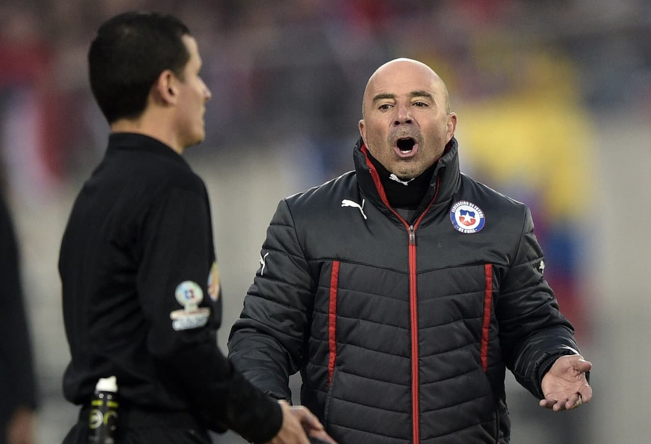 Se trata de un entrenador que vive los partidos de una manera distinta.