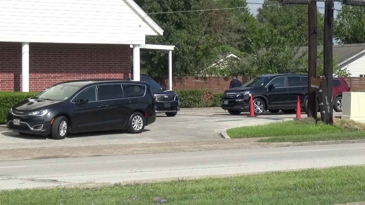 El Departamento de Transporte de Texas recomienda disminuir la velocidad y conducir según las condiciones del tiempo, ceder el paso a otros conductores, mantener distancia entre su auto y el otro, mirar a ambos lados antes de entrar en una intersección, detenerse en los semáforos en rojo y en las señales de alto, no conducir alcoholizado y siempre usar el cinturón de seguridad.