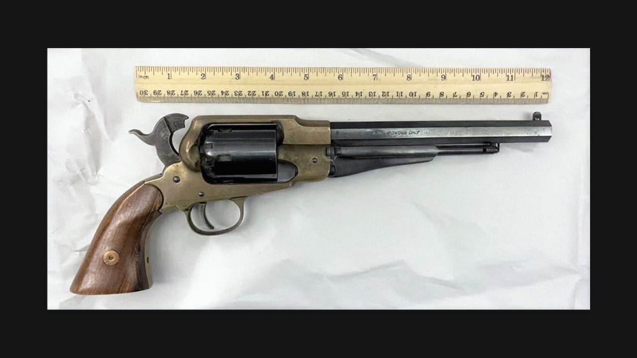 <b>Puesto 9. Un revólver</b>
<br>
<br>Lugar donde fue encontrado: Aeropuerto Newark Liberty Internacional (Nueva Jersey).
<br>
<br>“Tu único disparo que vale la pena: el disparo de una cámara fotográfica (para una foto policial)”, bromeó la TSA con esta fotografía. 
<br>
<br>Con la publicación de estas imágenes la agencia busca que los pasajeros no olviden que siempre serán revisados en profundidad antes de entrar un avión, y que no lograrán pasar artículos peligrosos o ilegales.
<br>