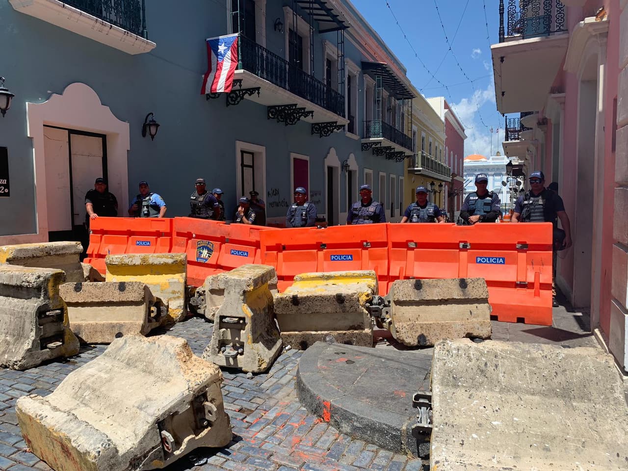 El gobernador se mantiene 
<a href="https://www.univision.com/local/puerto-rico-wlii/rossello-habla-sobre-las-manifestaciones">firme en no renunciar</a> y dice que espera recuperar la confianza del pueblo.