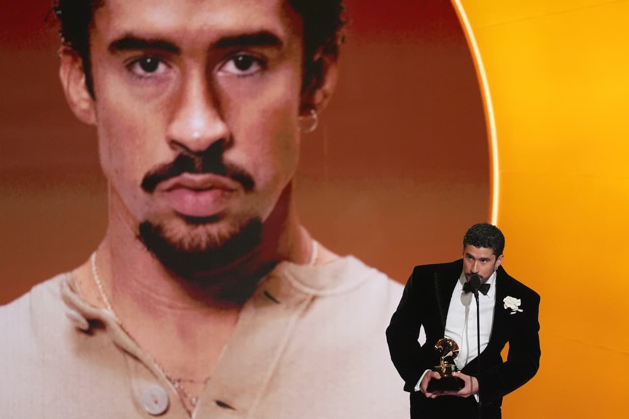Bad Bunny gana Grammy al Mejor Álbum de Música Urbana y lanza 'Fuera ICE'