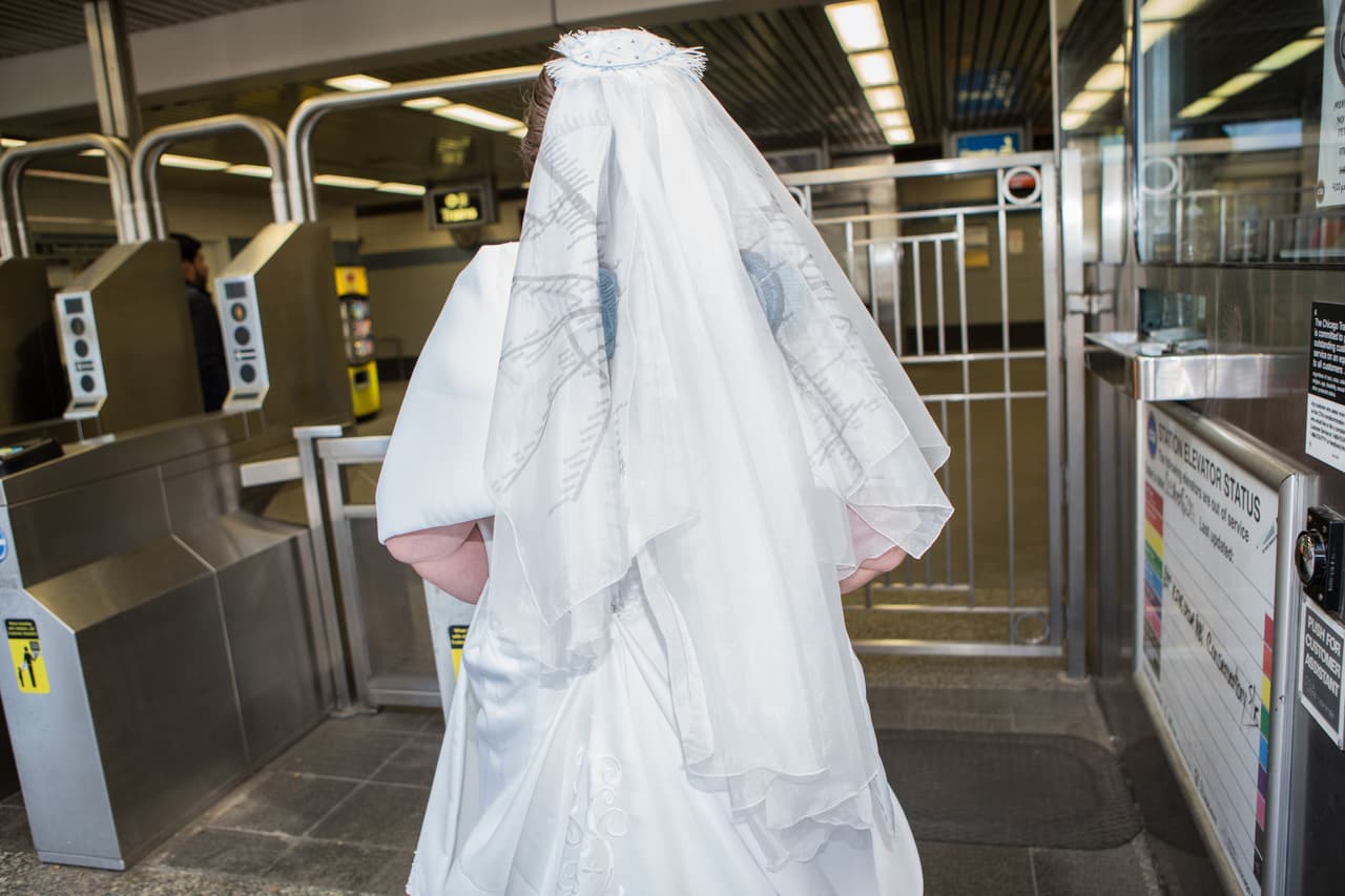 El velo de la novia llevaba impreso el mapa de las estaciones de tren.