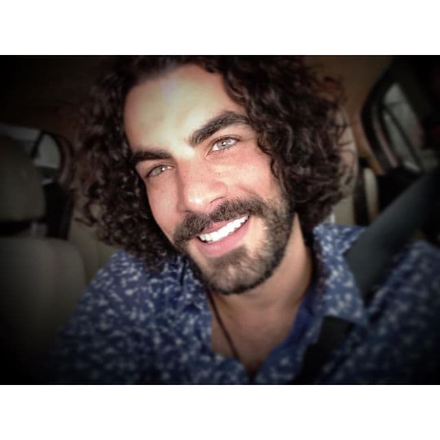 Él es enamoradizo y celoso "Cheo" que cautiva con esos ojazos y músculos.