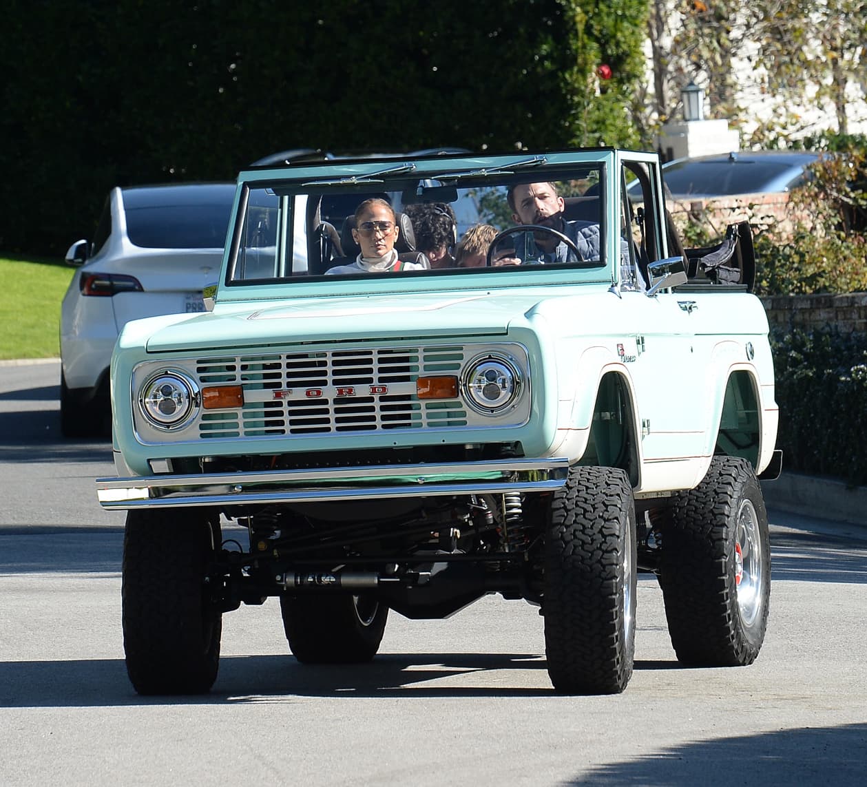 Las nuevas imágenes de Affleck conduciendo su lujoso regalo son las primeras en las que aparece junto a su esposa dentro del vehículo. 
<br>