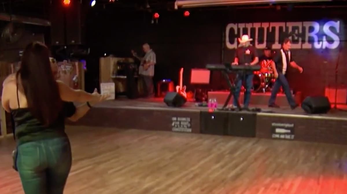 Bar del área de Houston desafía orden estatal y abre sus puertas sin restricciones