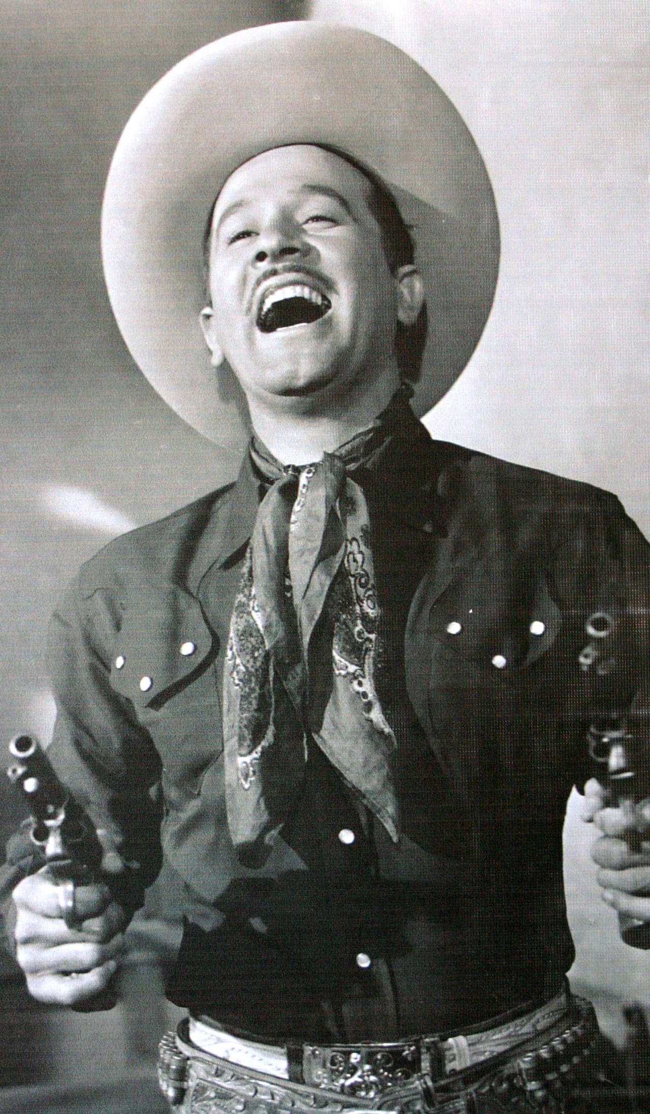 Hoy hace 101 años nació Pedro Infante Cruz. Su cuna fue Mazatlán, Sinaloa, al noroeste de la República Mexicana. Su primer empleo fue como mandadero de una tienda y como aprendiz de carpintero.