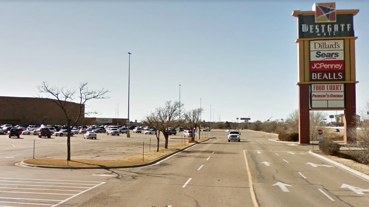 En la tienda del centro comercial Westgate Mall, en Amarillo.
<b><a href="https://www.google.com/maps/search/7701+West+Interstate+40,+Amarillo,+TX,+79121/@35.15248,-98.2410371,7z/data=!3m1!4b1" target="_blank">7701 West Interstate 40, Amarillo, TX, 79121 </a></b>
<br>