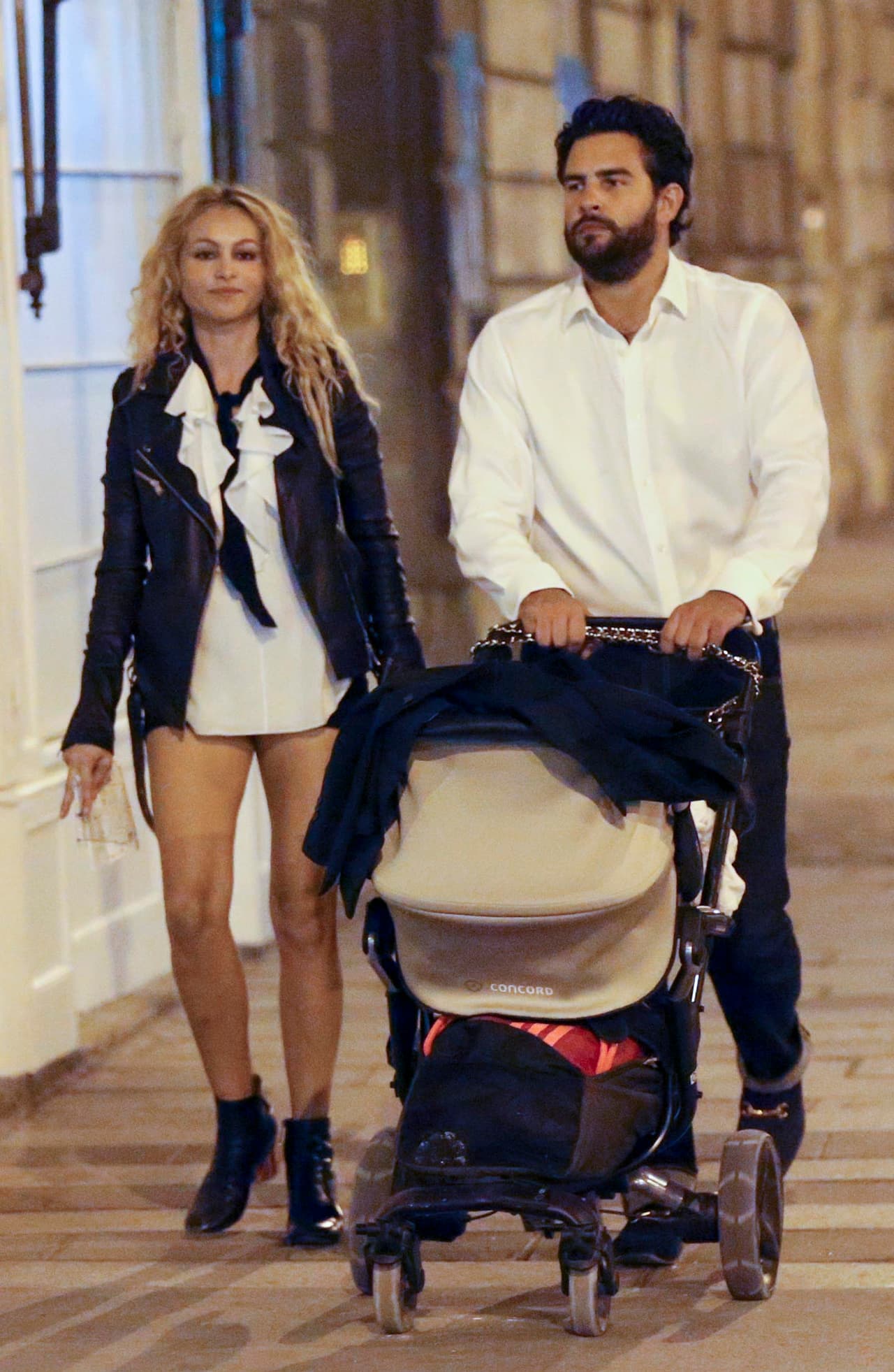 Los paparazzi la captaron junto a su pareja, Gerardo Bazúa, y su bebé.