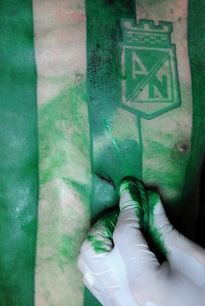 El fan del mítico jugador colombiano, que ganó la Copa Libertadores, le rindió este homenaje postmortem.