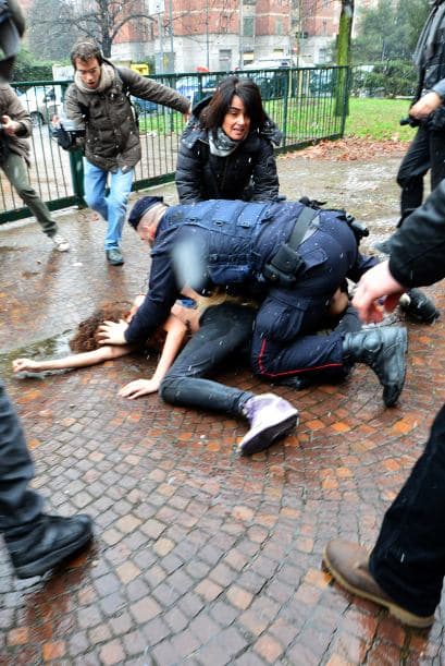 El incidente, durante el que se oyeron los gritos de las mujeres, de los electores sorprendidos y niños que lloraban, se terminó rápidamente con la detención de las manifestantes.