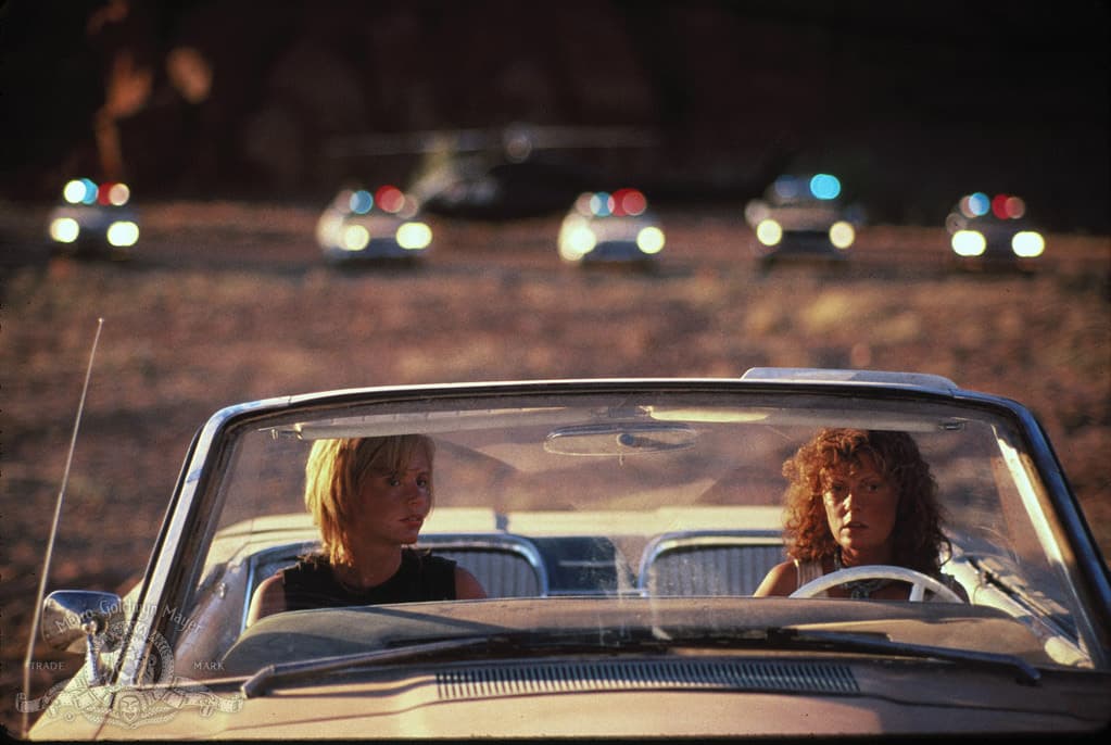 <b>Thelma & Louise (1991)</b>: La película feminista estadounidense por excelencia es también una oda al automóvil. El director Ridley Scott logró unas sobrecogedoras escenas sobre ruedas en las que Thelma Dickinson (Geena Davis) y Thelma Sawyer (Susan Sarandon) un par de amigas que salen de vacaciones a bordo de un
<b>Ford Thunderbird 1966</b> se convierten en las forajidas más buscadas del estado de Texas. Un excelente film en todos los sentidos.