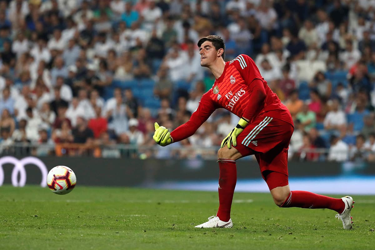 El juego tiene como anécdota el debut en la portería del Real Madrid del belga Thibaut Courtois, guante de Oro del Mundial de Rusia 2018.