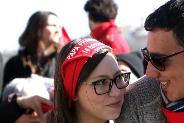 San Valentín, que hoy se representa como la divinidad romana de Cupido -el niño alado con arco que lanza flechas del amor-, fue un mártir ejecutado en el siglo III durante el Imperio Romano que durante su vida se dedicaba a casar a parejas jóvenes a escondidas.