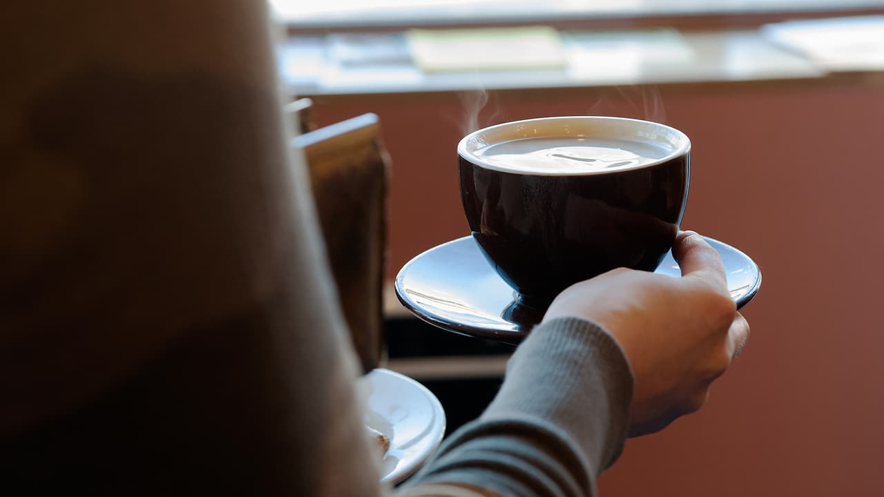 Juez en California ordena a Starbucks incluir etiquetas en su café que adviertan de cáncer