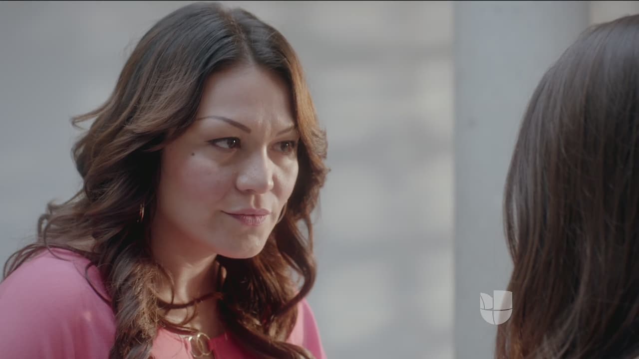 Jenni sospecha que entre Chiquis y Esteban hay algo más que amistad y le dice a Julie que cree que lo mejor es divorciarse.