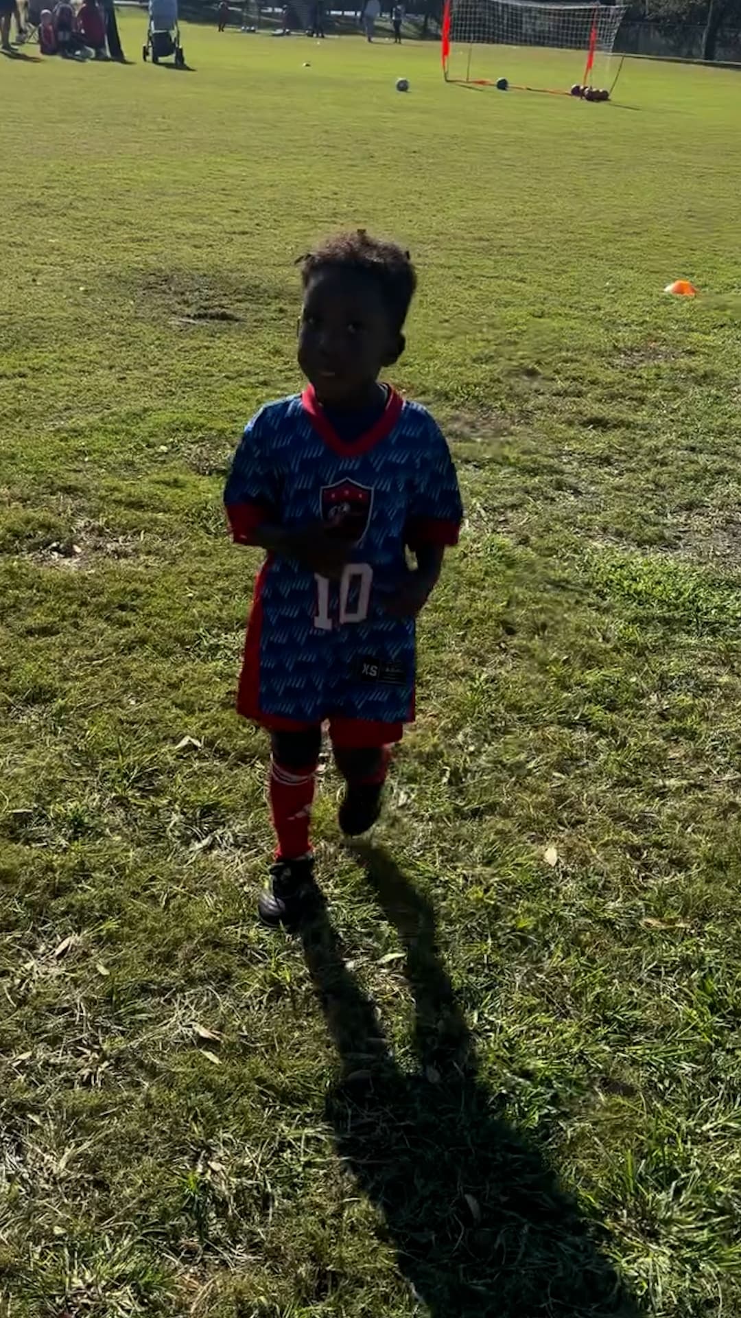 Policías ayudan a expulsar a un niño de 3 años de un torneo de futbol