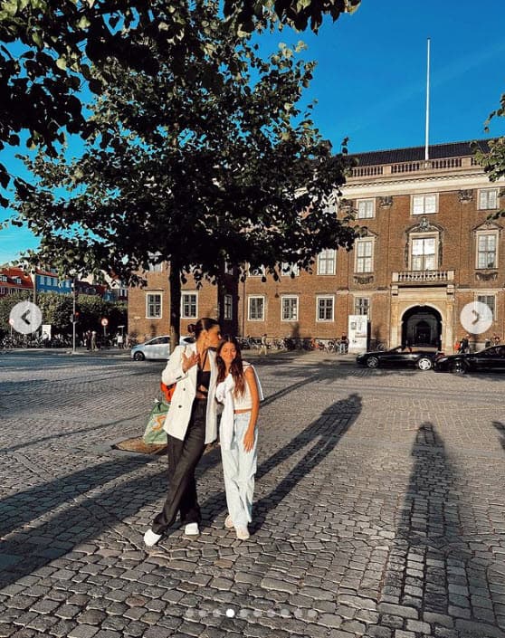 <b><a href="https://www.univision.com/famosos/carlota-sarcos-hija-chiquinquira-delgado-cena-casa-blanca-fotos" target="_blank">'Chiqui' ha gozado al lado de su hija Carlota</a></b> (13), a quien tuvo con Daniel Sarcos.
<br>