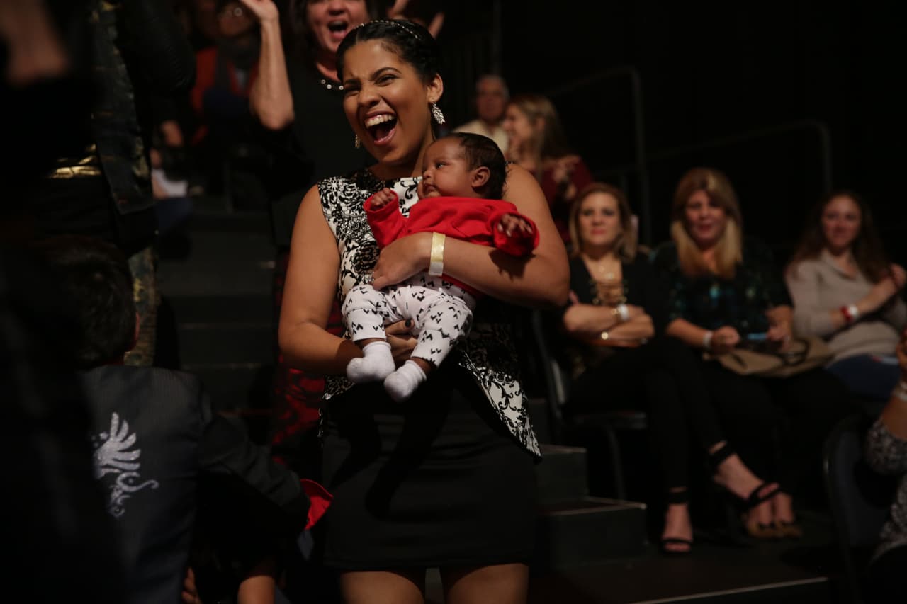 Su esposa no podía contener la emoción.