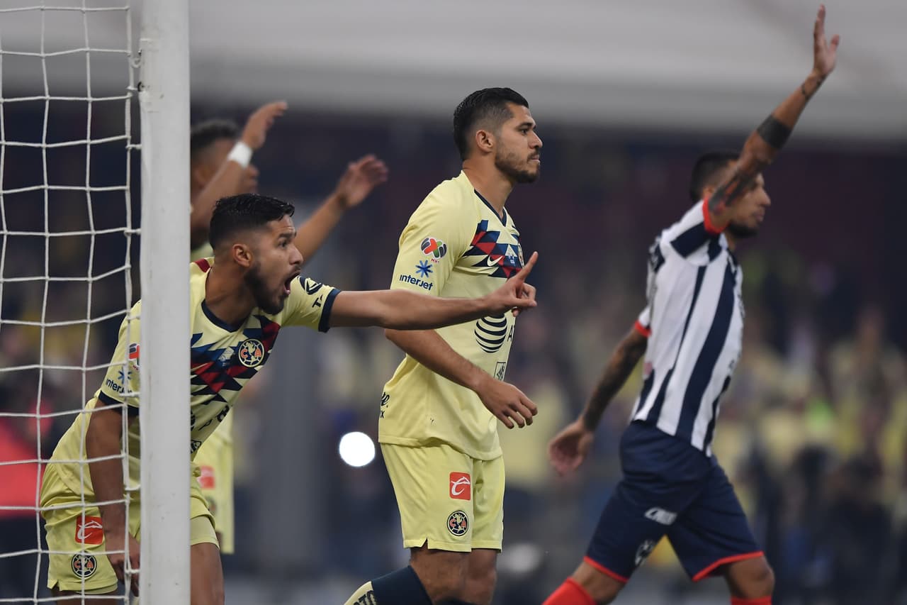 Henry Martín anota, pero el VAR anula el gol por mano en la recepción.