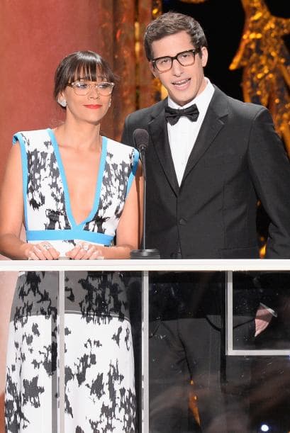 Rashida Jones y Andy Samberg anunciando otra terna.