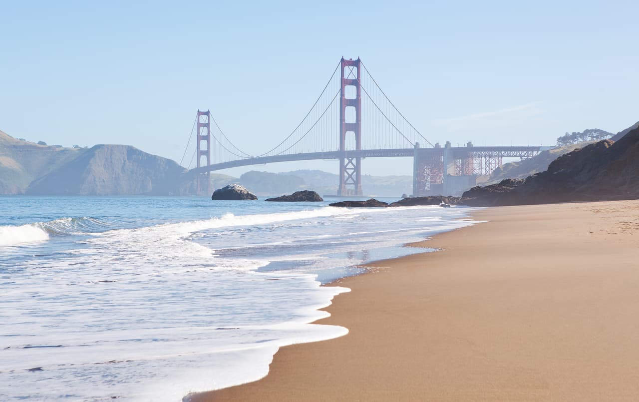 <b>Baker Beach:</b> También situada en San Francisco, ofrece vistas espectaculares del puente Golden Gate. Es una playa pintoresca con arena dorada y acantilados escarpados. Sin embargo, ten en cuenta que una parte de la playa es conocida por ser una playa nudista.
<br>
