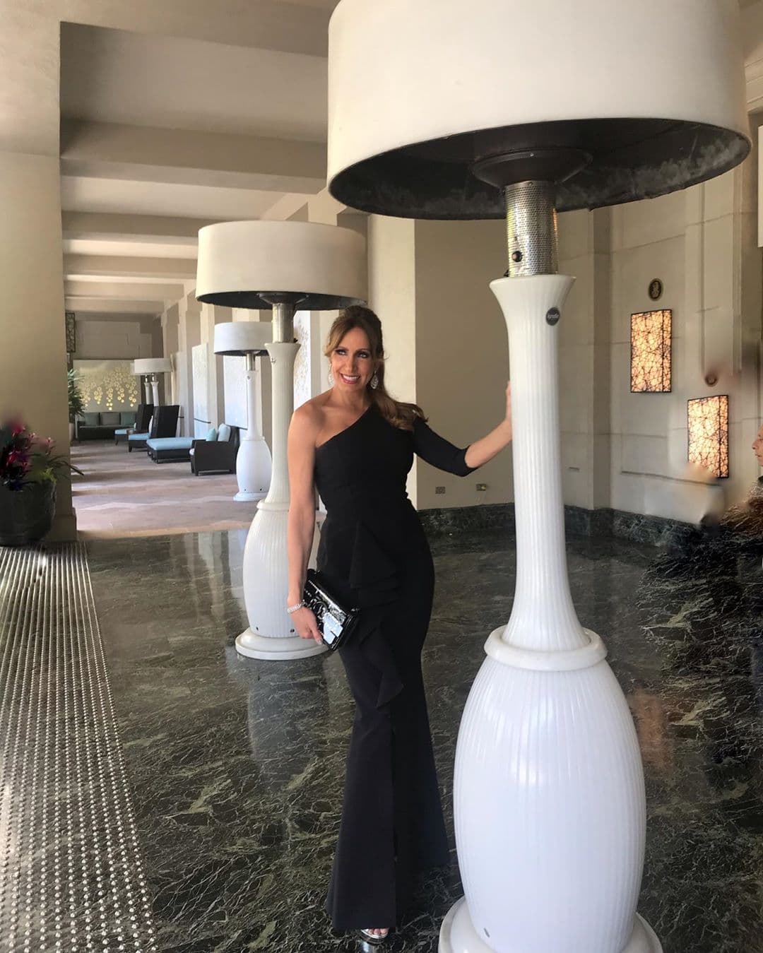 Para la ceremonia del Daytime Emmy, La Flaca lució un elegante vestido negro con un hombro descubierto.