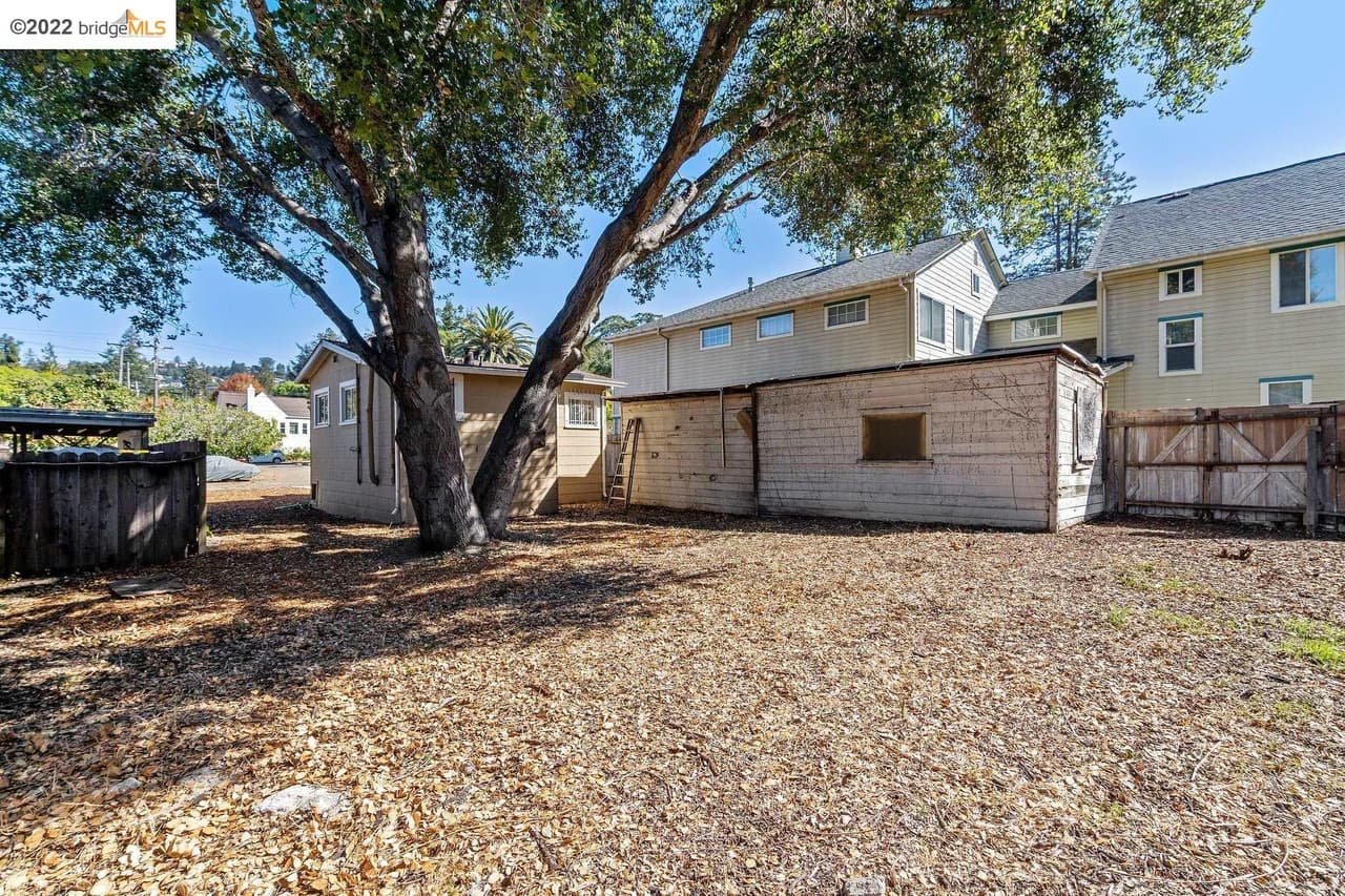 Redfin estima que la casita se podría vender en casi $910,000 dólares, lo que significaría pagar una hipoteca de $5,590 dólares al mes.