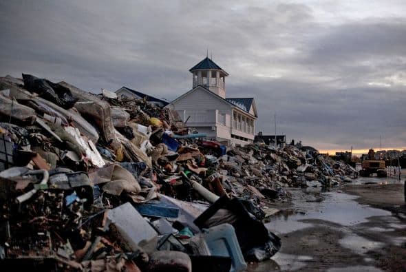 17 de octubre. Se forma en el Atlántico Sandy, la decimoctava tormenta tropical de la temporada de huracanes 2012 y se convierte en un peligroso huracán que alcanzó la Categoría dos en la escala Saffir-Simpsom. A su paso por el Caribe Sandy dejó una estela de muerte y destrucción. A finales del mes golpeó una franja de 640 kilómetros de la costa noreste de Estados Unidos. Canceló más de 18 mil vuelos y causó desperfectos por más de $20 mil millones. Además de Estados Unidos, Sandy dejó daños en Venezuela, Haití, República Dominicana, Jamaica, Cuba, Bahamas, Bermudas y Canadá, cobrando la vida, de unas 70 personas en el Caribe, 13 en Estados Unidos y 2 en Canadá.