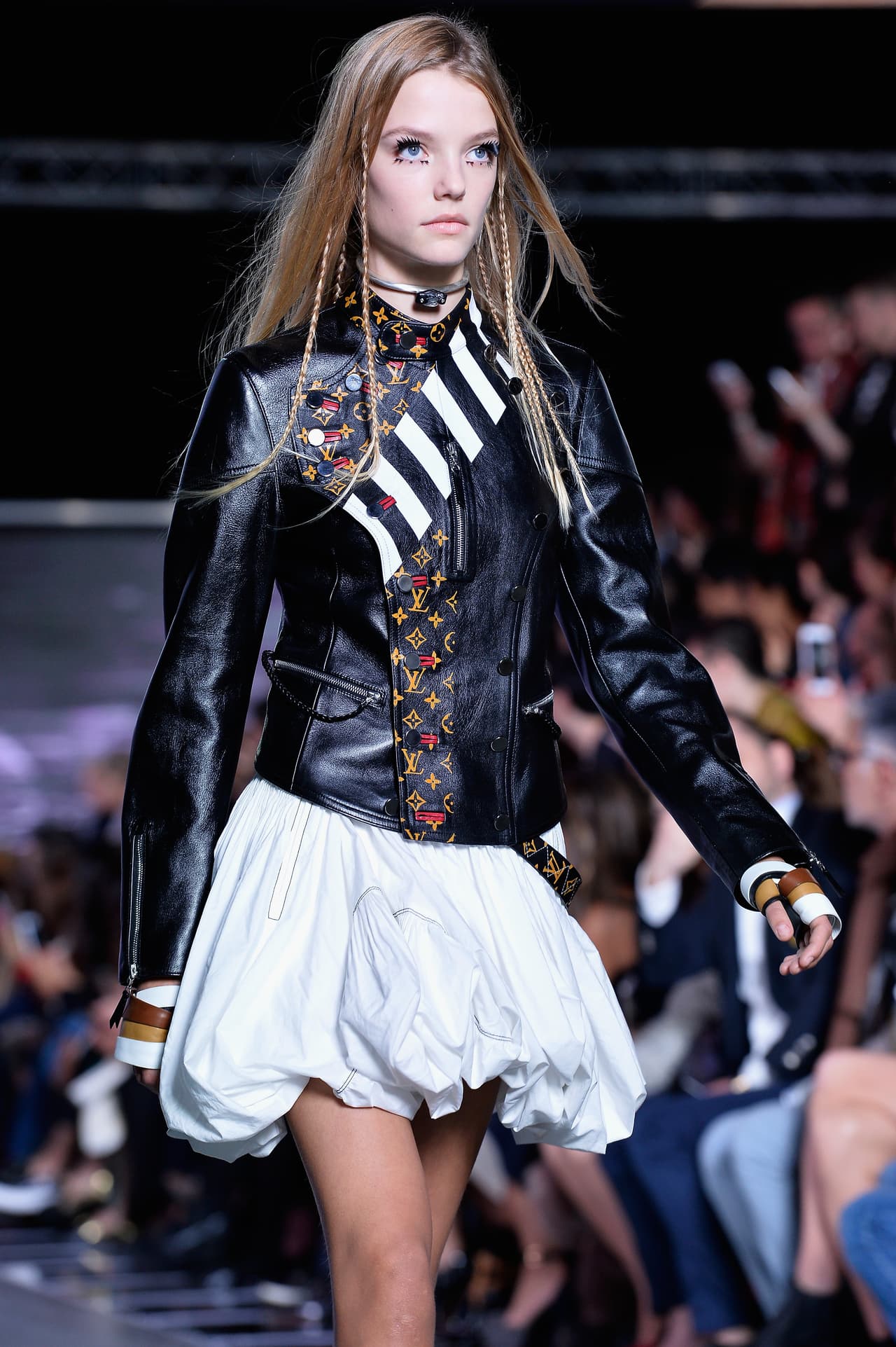 7. Hippie chic: Protagonista de los looks en las pasarelas de Louis Vuitton en el pasado Fashion Week de París. La idea es dejar el pelo completamente lacio con algunas trenzas delgadas aleatoriamente por toda la cabeza. Para un look más alternativo puedes agregar algunas piezas de joyería a tus trenzas.