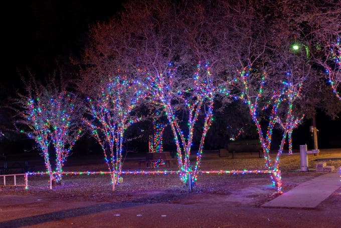 <h3 class="cms-H3-H3">Bastrop River of Lights</h3>
<br>
<br>
<b>Dónde:</b> June Hill Pape River Walk
<br>
<b>Cuándo:</b> Del 29 de noviembre al 6 de enero
<br>
<b>Horario:</b> De 6:00 a 10:00 pm
<br>
<br>Ven a disfrutar de casi una milla de luces a lo largo del June Hill Pape River Walk. El recorrido es totalmente gratis.
<br>