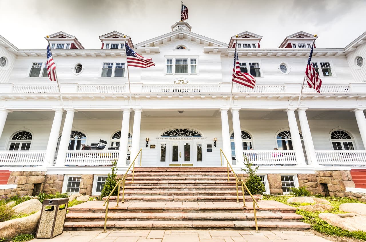Después de la novela y la película de 'The Shining', el Stanley Hotel fue cobrando fama y se convirtió en atracción turística de miles de personas buscando algún contacto con lo paranormal, por lo que muy convenientemente, pronto sus pasillos estaban repletos de espíritus.