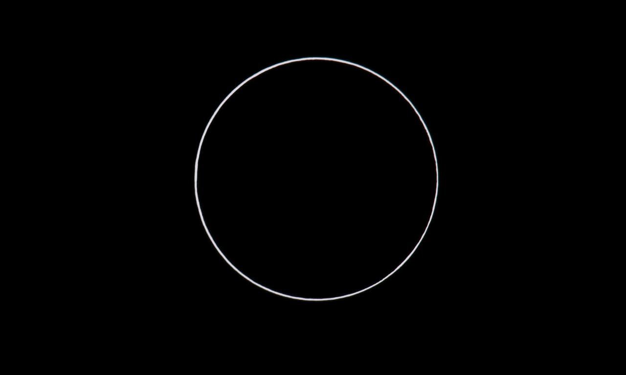 Durante 44 segundos, el eclipse formó un ‘anillo de fuego’ alrededor de la Luna.