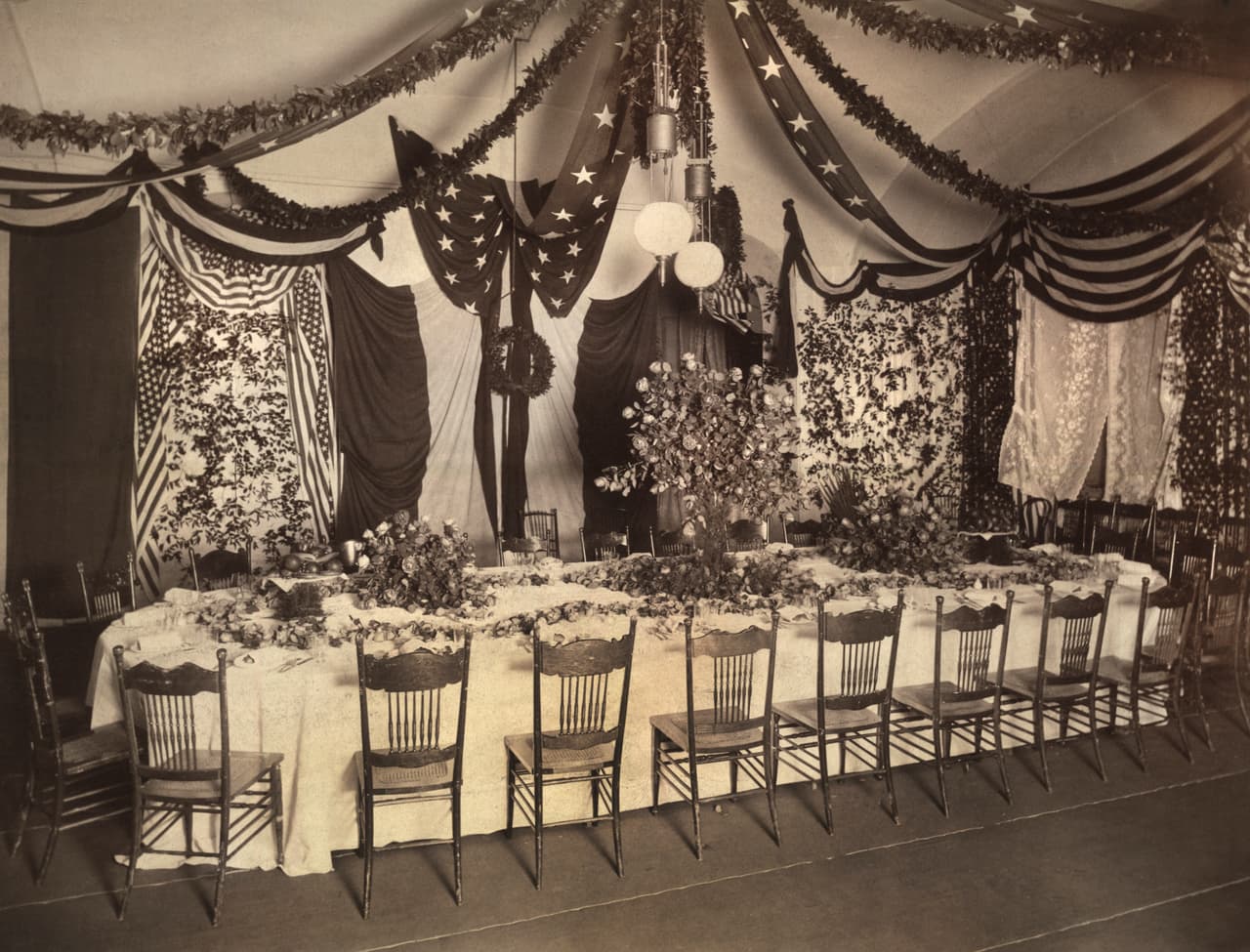 La mesa para la cena inaugural de William McKinley, el 4 de marzo de 1897. Según History.com, la ceremonia de McKinley 
<a href="https://www.history.com/news/presidential-inauguration-history-photos#&gid=ci0278f1f56000266d&pid=us-presidential-inaugurations-gettyimages-807176"><u>fue la primera en ser filmada en la historia de Estados Unidos</u></a>.