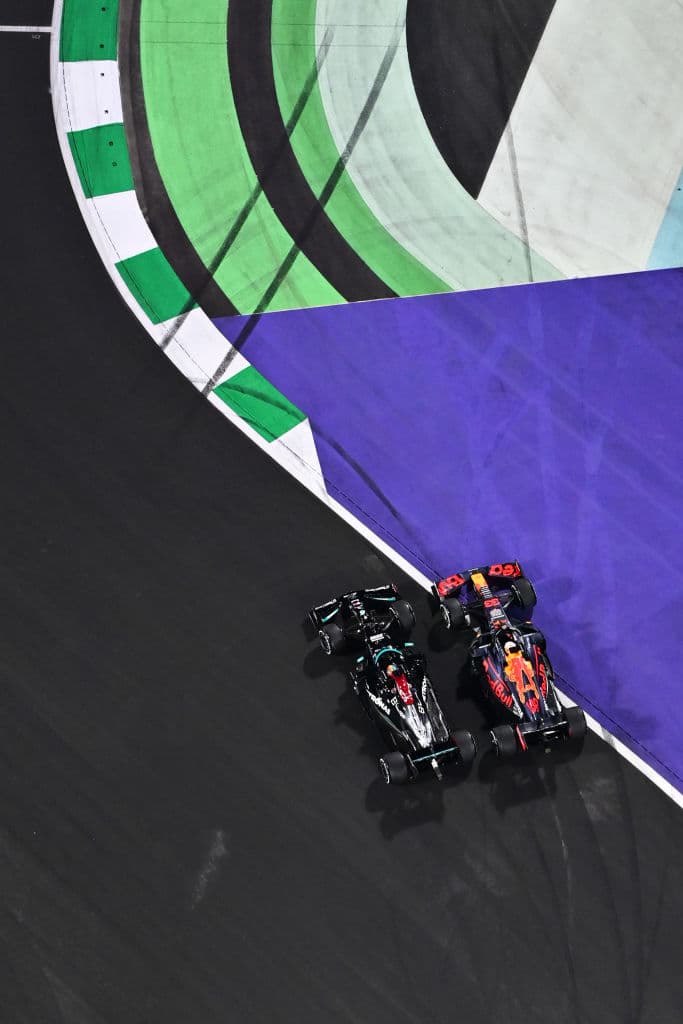Una carrera demasiado accidentada donde Lewis Hamilton se lleva la victoria en la penúltima carrera del año. Max Verstappen de Red Bull se lleva la segunda posición y Valteri Bottas rebasó a Ocon en los últimos metros, quedando en tercera posición en el Gran Premio de Arabia Saudita; Sergio Pérez quedó fuera de la carrera tras un choque con Leclerc.