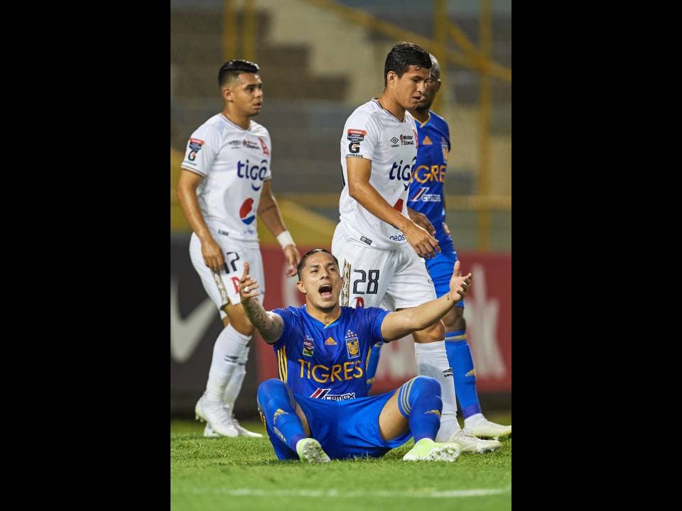 Pintaron de amarillo a Salcedo luego de una fuerte entrada sobre Blanco luego de un error de Nahuel Guzmán al final de la primera mitad.