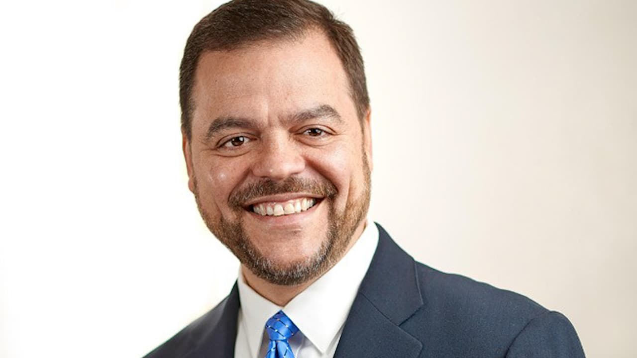 Senador Luis Sepúlveda se entrega a la policía por supuestamente agredir a su esposa