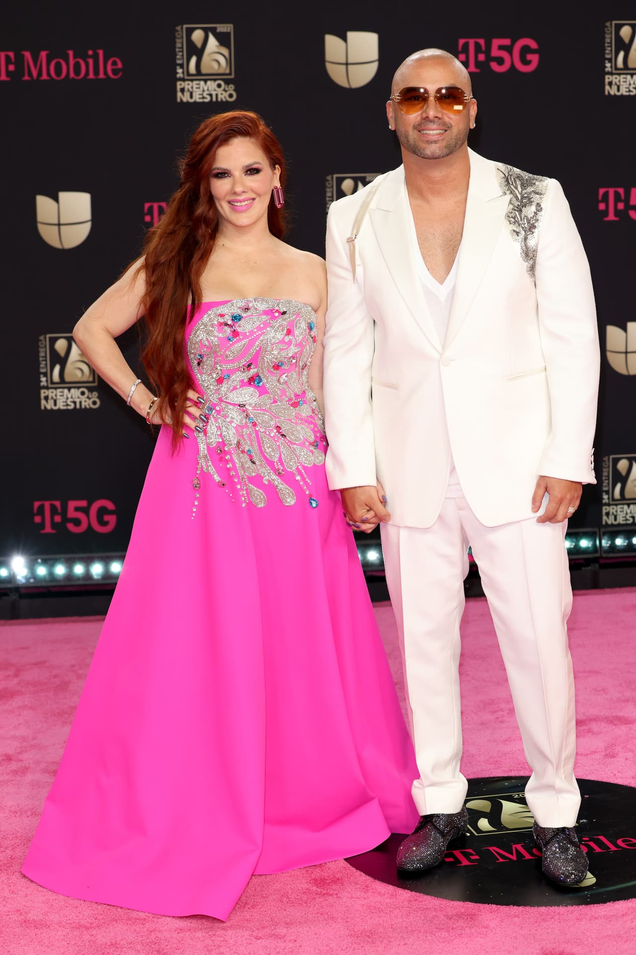 <h2 class="cms-H2-H2"><b>Wisin y Yomaira Ortiz</b></h2>
<br>
<br>Él tenía 23 años y ella 20 cuando se conocieron. En ese momento, Wisin ya empezaba a ser famoso por su dúo junto a Yandel. En 2008 se casaron en una ceremonia muy sencilla e íntima, con los amigos y familiares más cercanos. En 2019 volvieron a renovar sus votos, jurándose amor por una década más, como mínimo. La pareja tiene tres hijos: Yelena, Dylan y Daniel Jeremías.