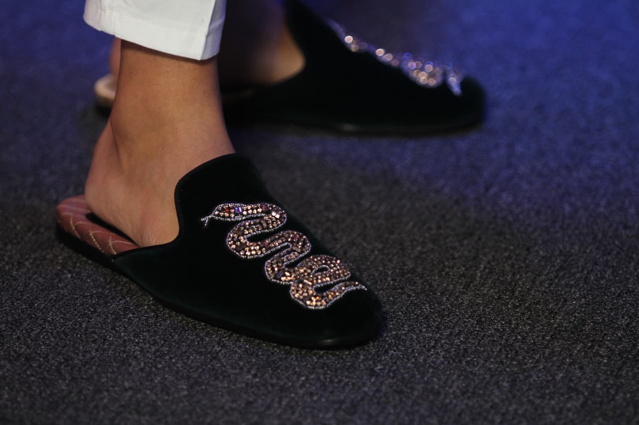 Aunque sumó a su outfit un par de pantuflas con un diseño de serpiente.