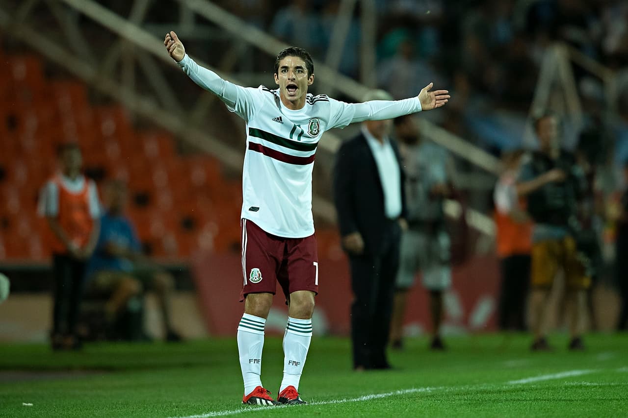 Esta expresión corporal de Isaac Bruzuela define lo que fue el partido entre México y Argentina para la nueva sangre del Tricolor. Un juego áspero, exigente, complicado y de escaso lucimiento.