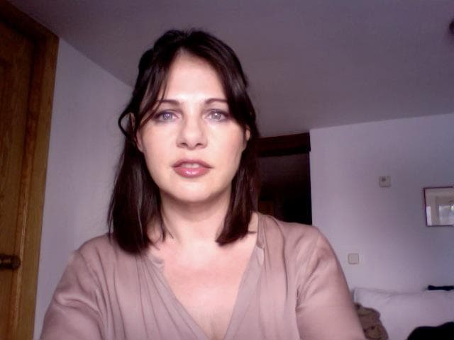 Según relató, su rutina “es bastante aburrida, me siento a escribir y a leer (...) y créeme que no extraño para nada la otra vida, ni las telenovelas ni la fama; es un placer el anonimato”.