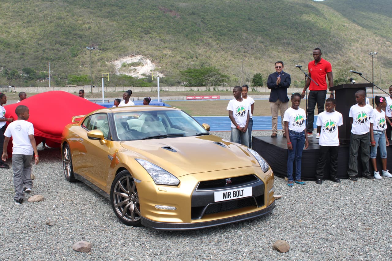 <b>Usain Bolt</b> sin embargo no se quedó a pie. 
<b>Nissan</b> le entregó al campeón olímpico un 
<b>GT-R 2014</b>, bañado en la misma pintura dorada especial en reconocimiento a su labor como embajador de la marca para el modelo 
<b>GT-R</b>.