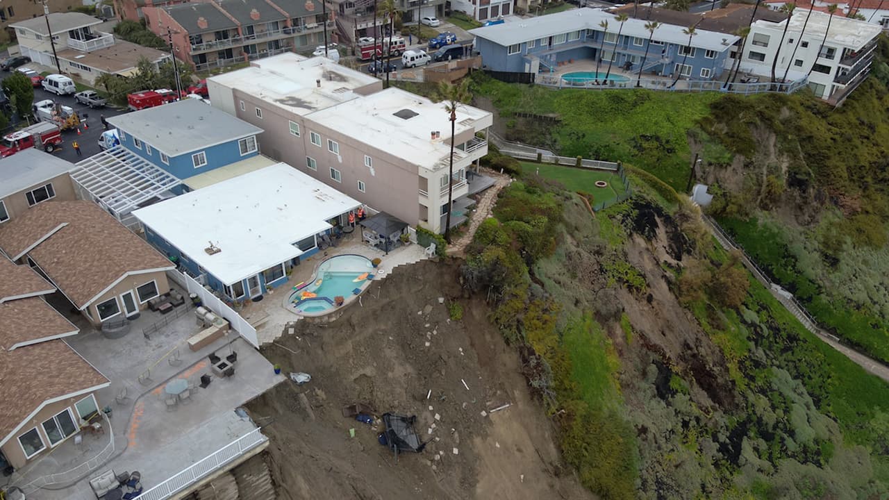 Desalojan a residentes en San Clemente tras deslizamiento de tierra