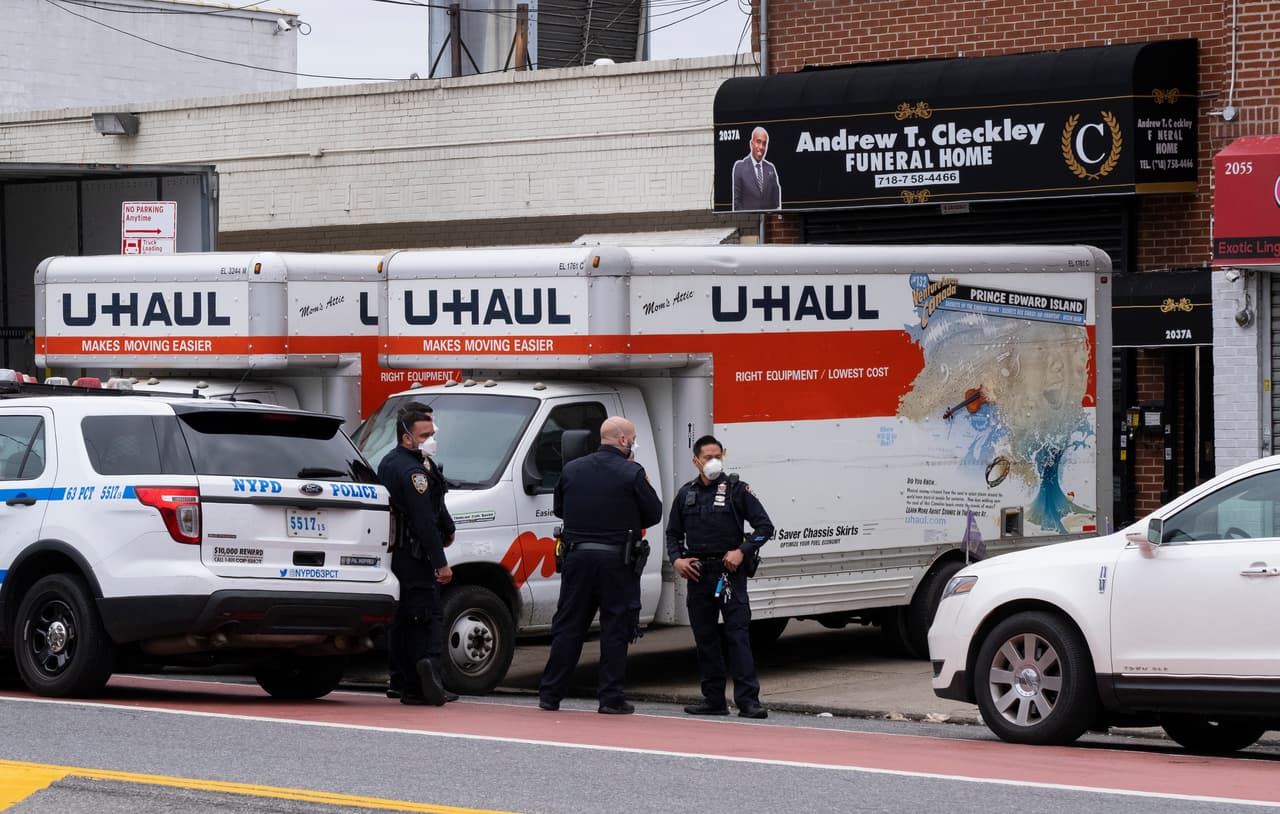 Las autoridades recibieron una llamada de alerta y se dirigieron a la funeraria Andrew T. Cleckley, situada en el 2057A de la avenida Utica, en Brooklyn. Una vez allí, encontraron a varios camiones U-Haul que almacenaban entre 40 y 60 cuerpos en descomposición, muchos de los cuales se piensa sean víctimas de coronavirus.