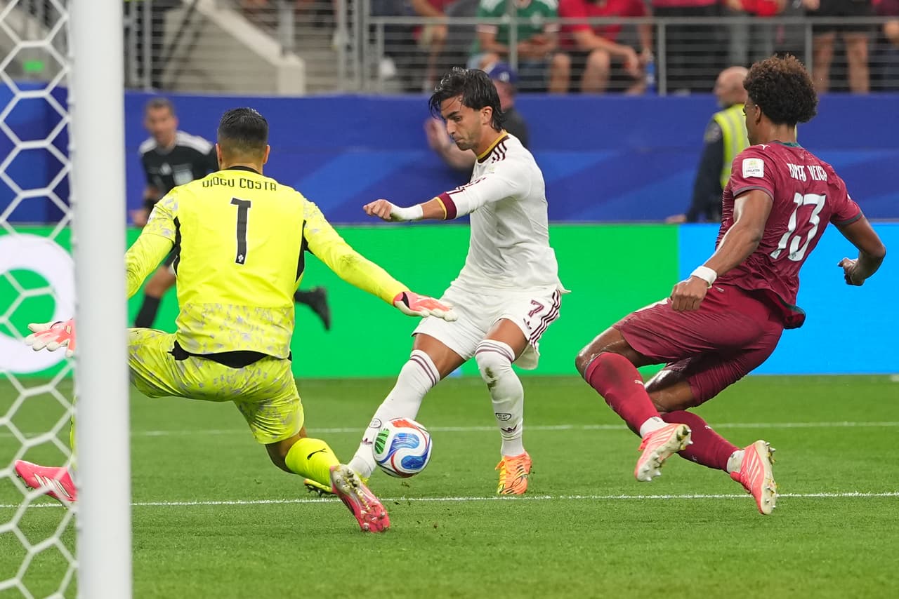 El español Ferran Torres (7) intenta un disparo a puerta ante la oposición del portero de Portugal, Diogo Costa (1), y de Renato Veiga (13) durante el partido de octavos de final de la Copa del Mundo entre Portugal y España en Arlington, Texas, cerca de Dallas, el lunes 6 de julio de 2026.