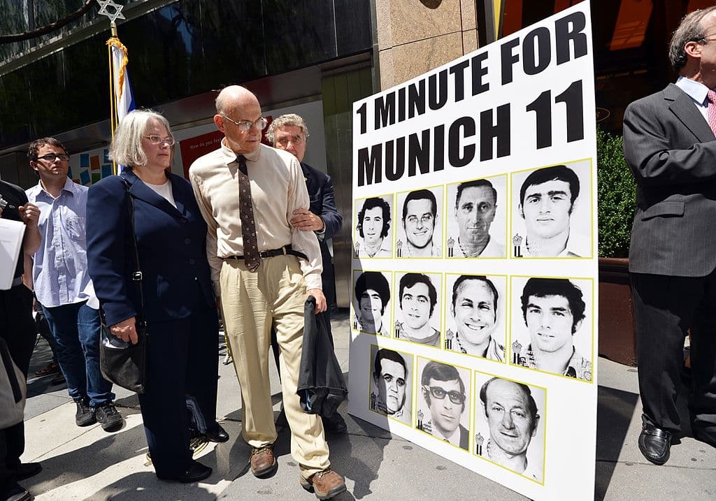 Los agentes alemanes no lograron salvar a ninguno de los rehenes, solo abatieron a cinco de los secuestradores. 
<b>Fue el primer acto terrorista al que el mundo asistió frente a su televisor </b>y entre sus consecuencias tuvo la de que se reforzaran las medidas de seguridad en los juegos y otros grandes eventos deportivos. En la imagen, un homenaje en 2012 en Nueva York a las víctimas de la masacre de Múnich.