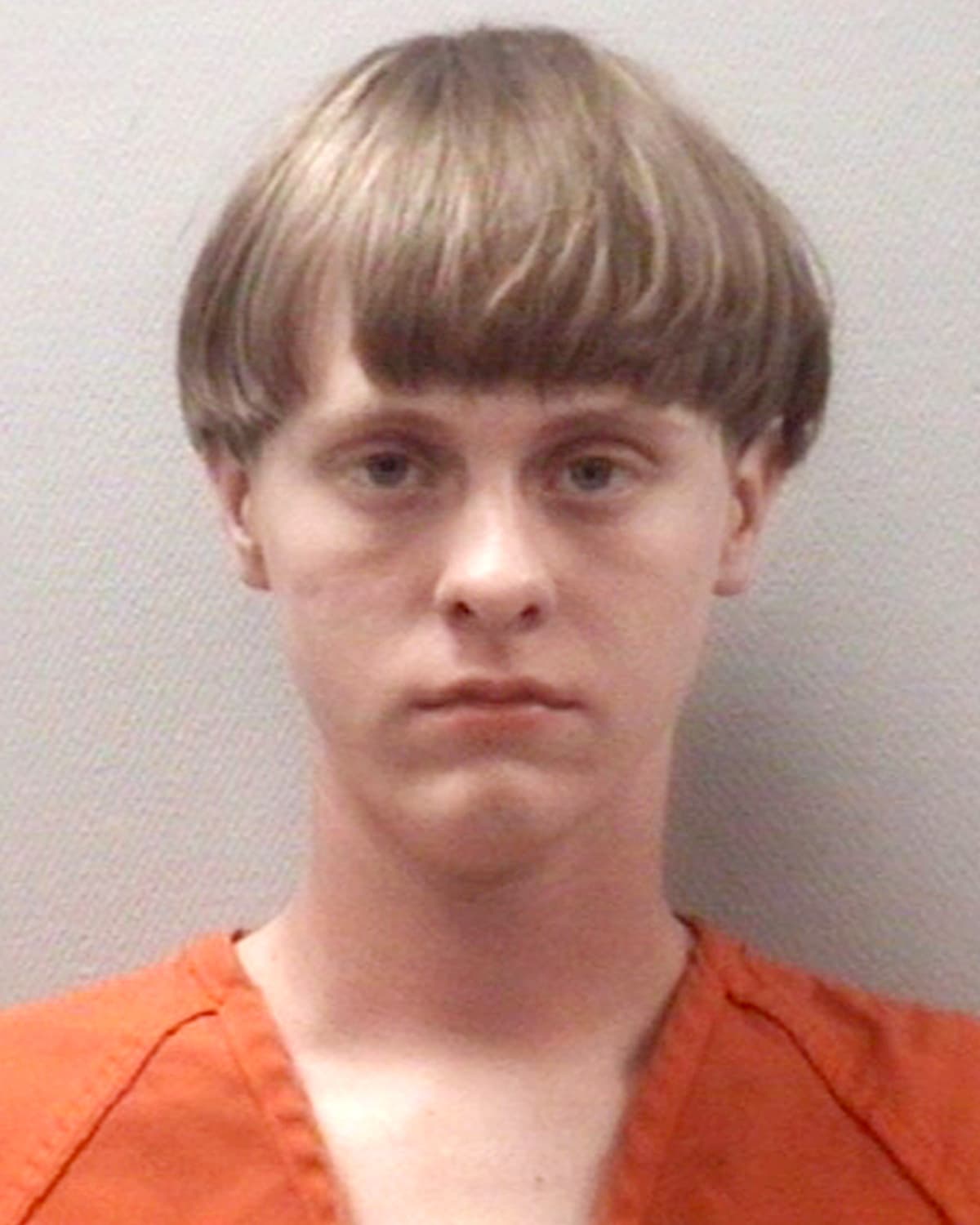 <b>Iglesia Metodista de Charleston, Carolina del Sur, 2015. 9 muertos. Dylann Roof </b>es un supremacista blanco que condujo 90 minutos desde su casa hasta una iglesia frecuentada por feligreses negros donde un grupo estudiaba la biblia. Durante una hora participó con los presentes en la reunión hasta que sacó su arma y les disparó. Entre los fallecidos estaba el reverendo y senador estatal Clementa C. Pinckney. Escapó del lugar pero fue detenido al día siguiente. Fue hallado culpable de crímenes de odio. Cumple una condena de nueve cadenas perpetuas.